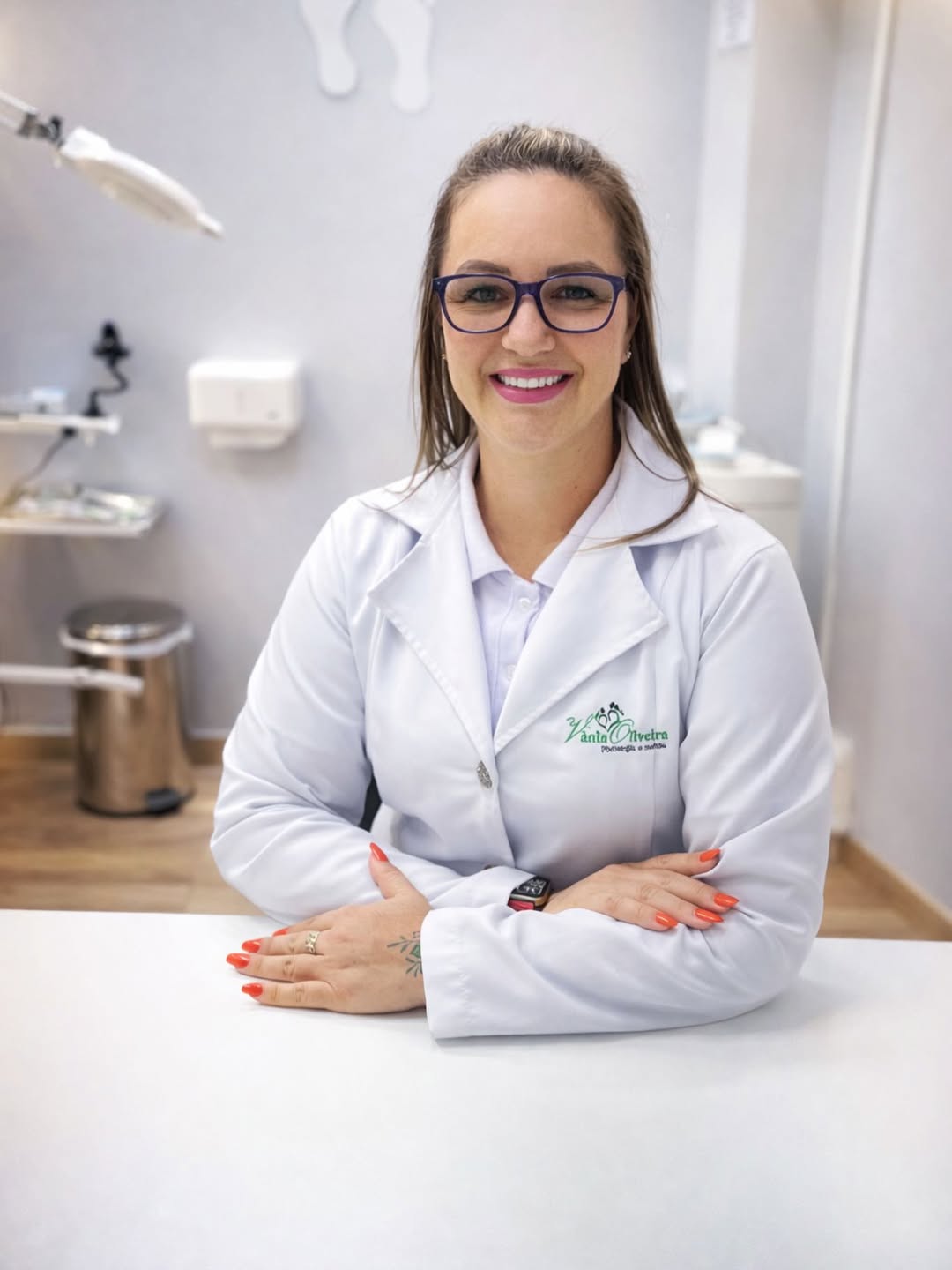 Vânia Oliveira em seu consultório de podologia em Passo Fundo